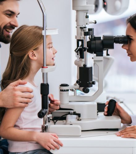 pai leva filha ao oftalmologista